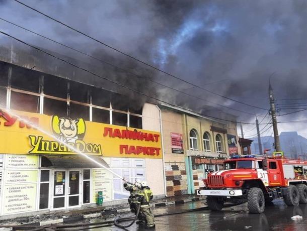 В центре Шахт на большой площади горит строительный магазин