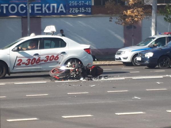 В Ростове мотоциклист протаранил автомобиль, проскочив на «красный»