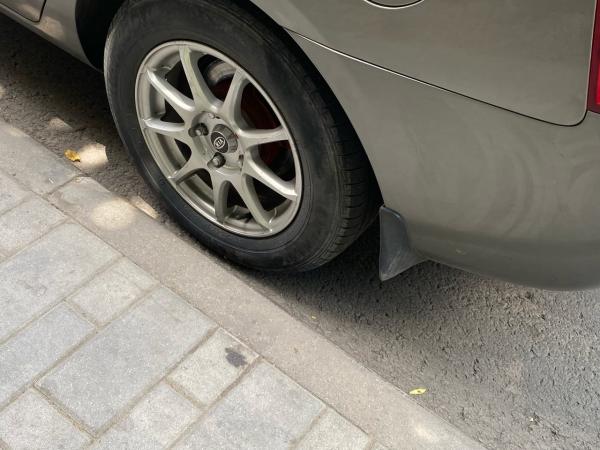 В Ростове на Мечникова легковушка провалилась в яму в асфальте во время движения