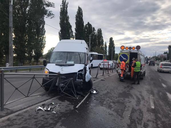 В Новошахтинске водитель маршрутки почувствовал себя плохо и врезался в отбойник