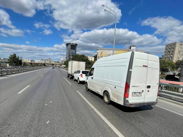 В Ростове у Темерницкого моста столкнулись две «ГАЗели» и легковушка
