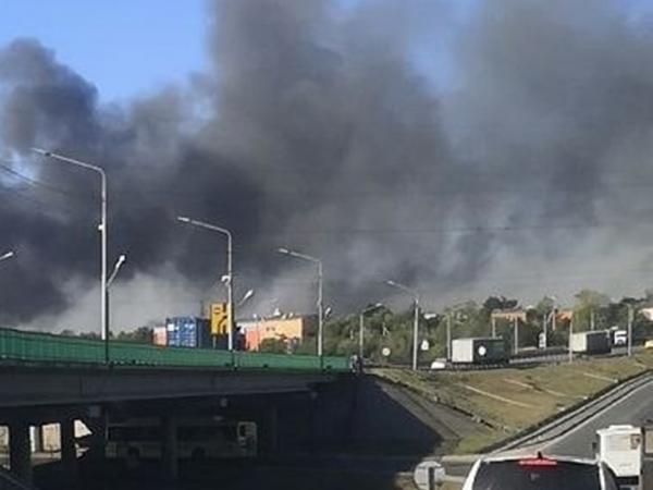 Под Ростовом на большой площади горят склады