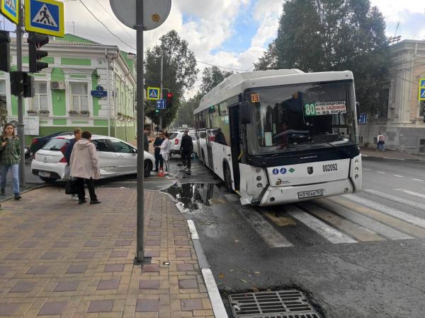 В Ростове водитель иномарки врезался в забитый людьми автобус