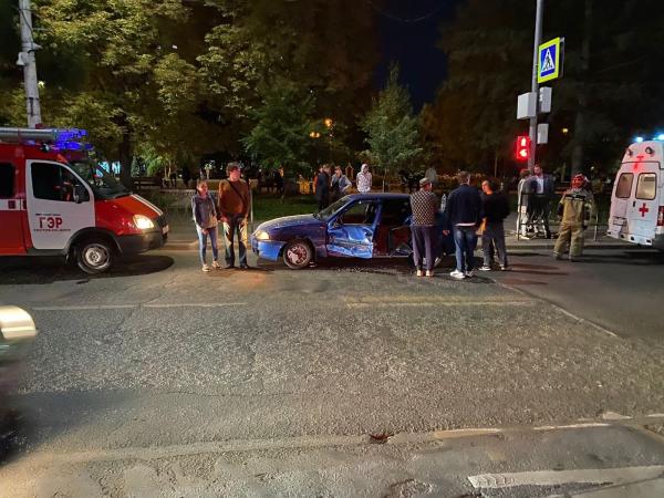 В Ростове на Гвардейской площади в ДТП пострадал мужчина