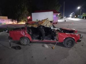 В Сальске легковушку покорежило после столкновения с фурой: пострадали двое