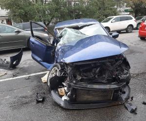 В Ростове автомобилист пострадал в столкновении с легковушкой и автобусом