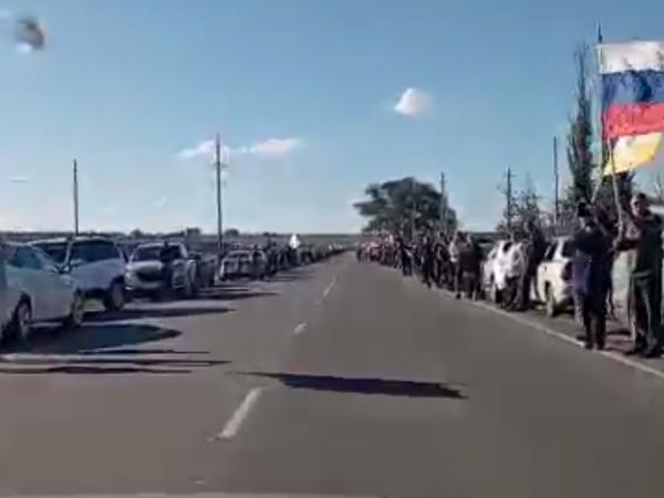 В Ростовской области люди огромной колонной проводили мобилизованных