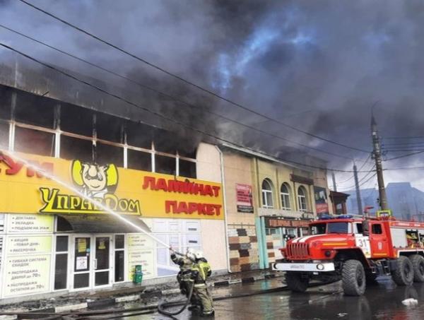 В центре Шахт на большой площади горит строительный магазин