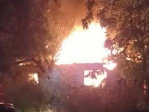 В Шахтах дотла сгорел заброшенный многоквартирный дом