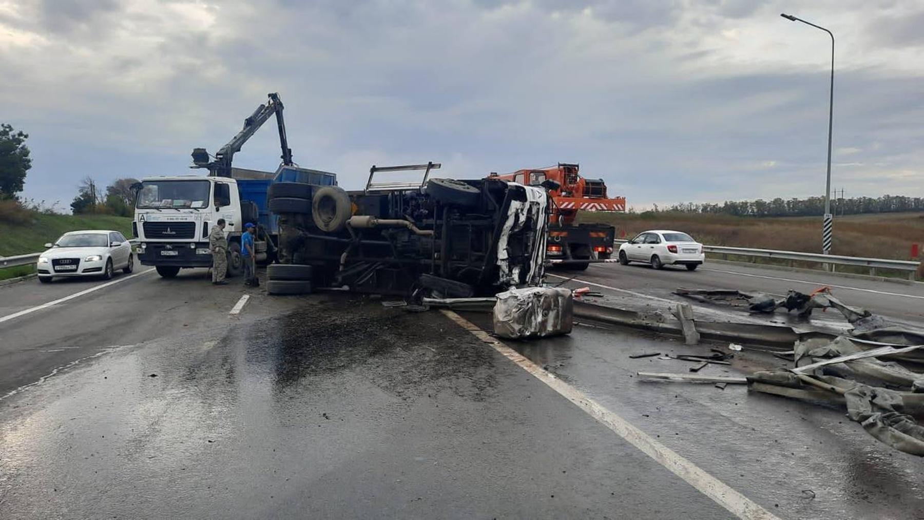 Водитель мусоровоза врезался в отбойник и перевернулся на трассе под  Ростовом » DonDay - новости Ростова-на-Дону. Происшествия, события, новости  бизнеса, политики, культуры и спорта.