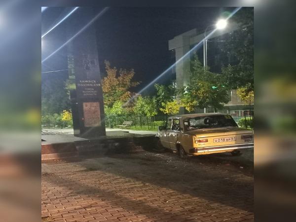 В Каменске легковушка врезалась в мемориал на набережной