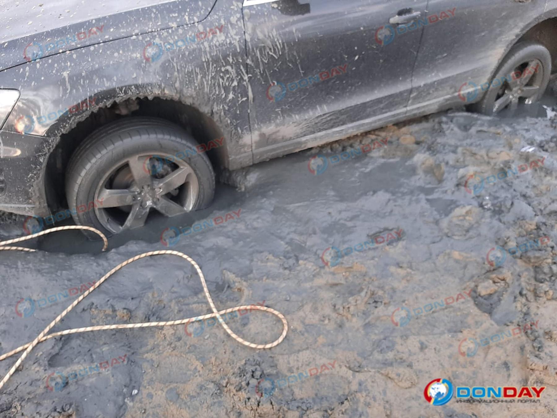 Таганрожцы увязли автомобилем на дне Таганрогского залива во время свидания
