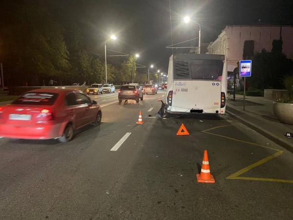 В центре Ростова парень на «Мерседесе» устроил массовое ДТП с участием автобуса