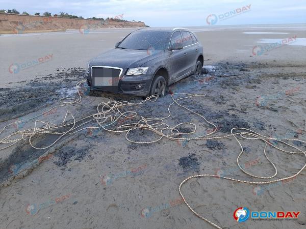 Таганрожцы увязли автомобилем на дне Таганрогского залива во время свидания