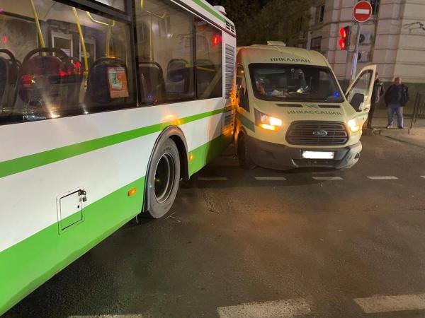 В Ростове водитель автобуса № 8 врезался в машину инкассаторов