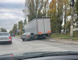 В Новочеркасске водитель иномарки чудом остался жив, протаранив фуру