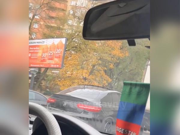 В Ростове на Стачки водитель люксового «Мерседеса» врезался в грузовик