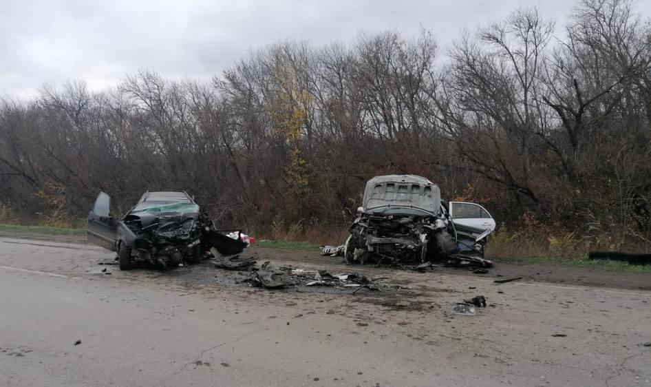 На трассе под Новочеркасском в лобовом ДТП двое погибли, четверо пострадали
