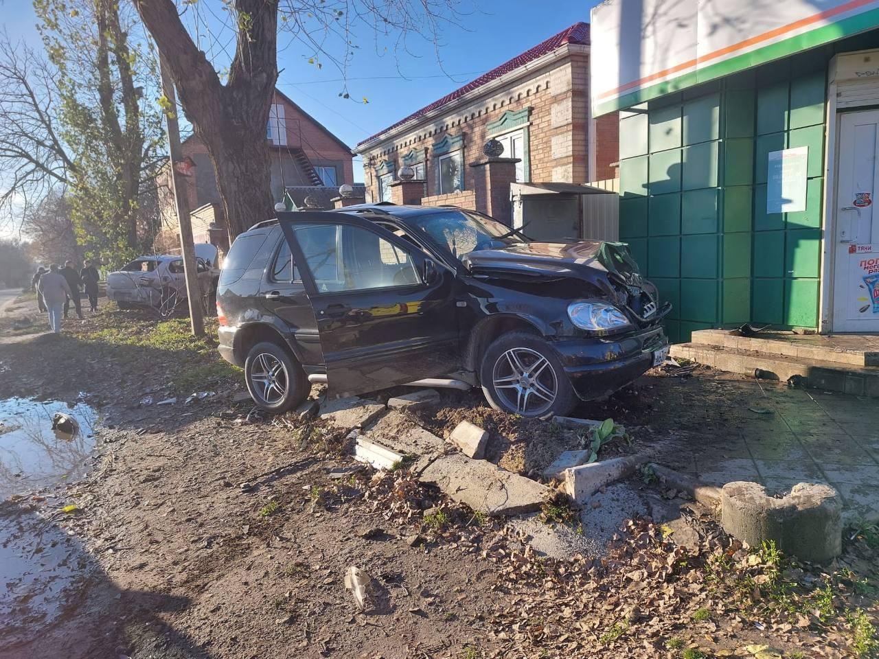 В Аксае в ДТП пострадал 19-летний водитель люксового внедорожника » DonDay  - новости Ростова-на-Дону. Происшествия, события, новости бизнеса,  политики, культуры и спорта.