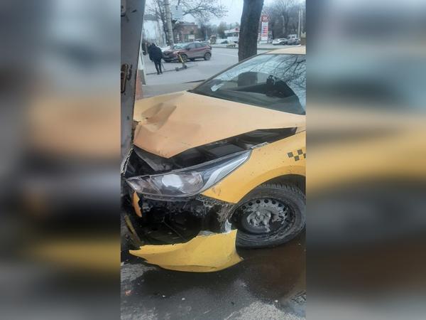 В Ростове на Портовой в ДТП с такси пострадала пассажирка