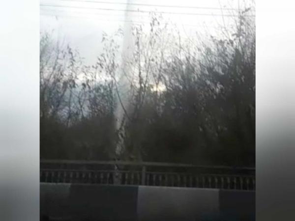 В Шахтах из-под земли забил 10-метровый коммунальный фонтан