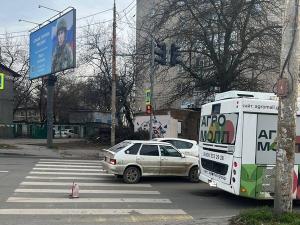 В Ростове водитель автобуса № 40 сбил на переходе 16-летнего парня