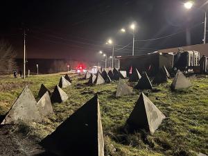 Под Каменском на трассе перевернулся грузовик с бетонными тетраэдрами