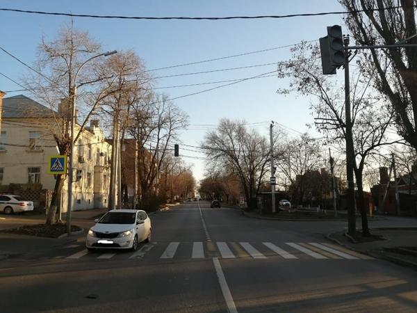 В Ростове автомобилист сбил на перекрестке 15-летнюю школьницу