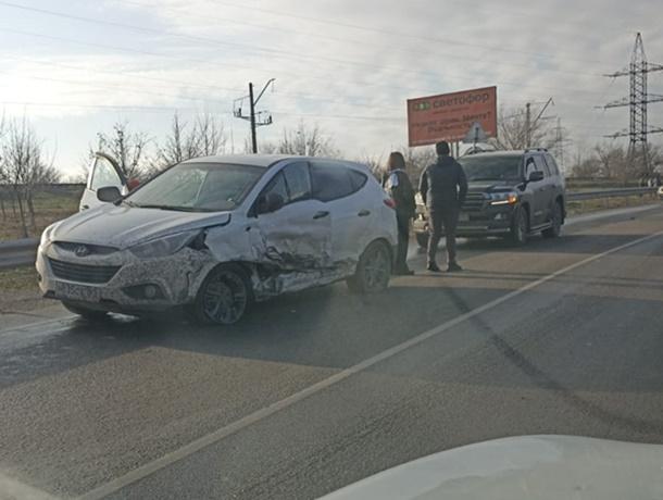 На трассе Ростов – Азов два человека погибли в массовой аварии: видео