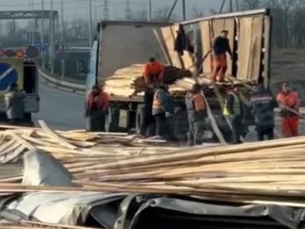 На трассе Ростов – Таганрог развалилась фура со стройматериалами