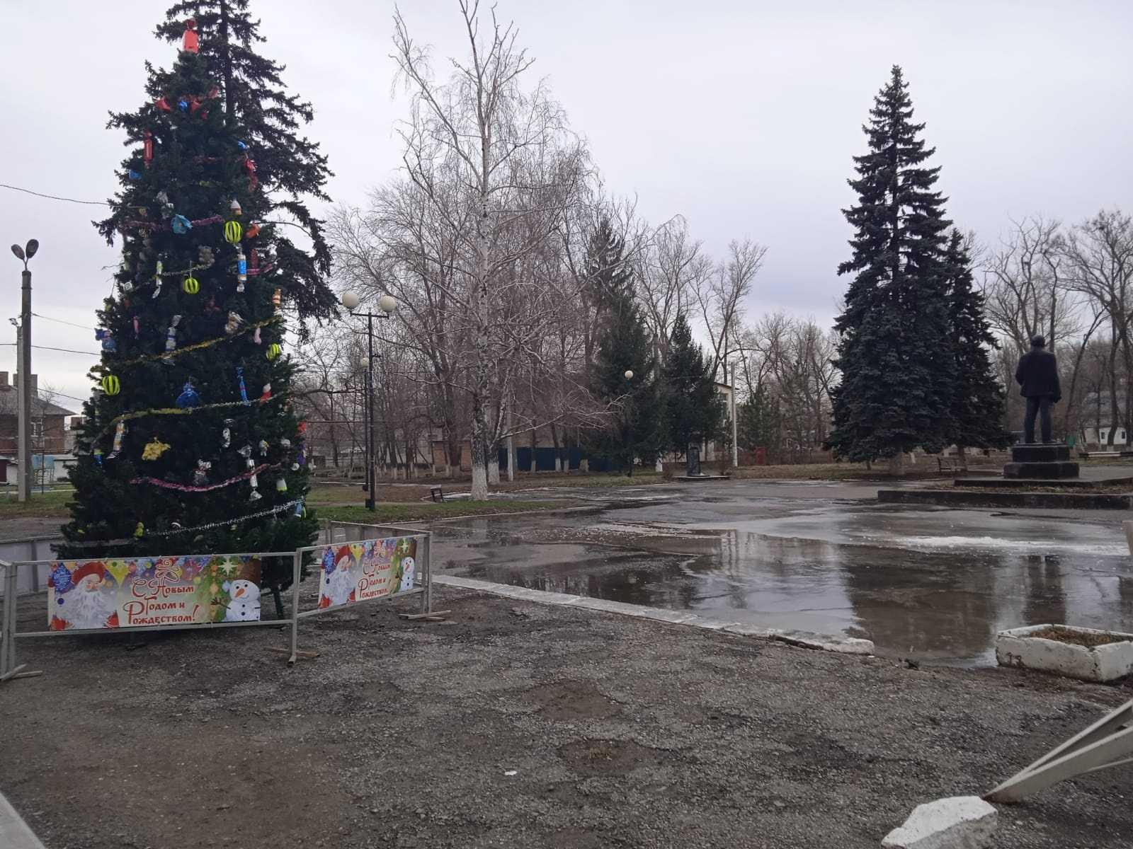 В Шахтах площадь перед Домом культуры Чиха затопило канализацией