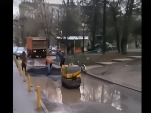 В Ростове на Волкова дорожные рабочие положили асфальт в лужу