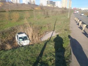 В Ростове водитель внедорожника врезался в столб и вылетел в кювет