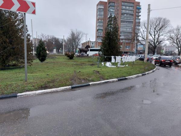 В Новочеркасске автомобилист снес новогодние декорации