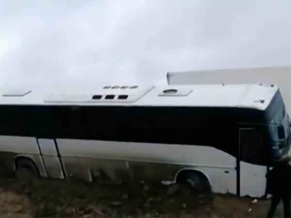 В Ростовской области автобус с десятками пассажиров съехал в кювет: видео