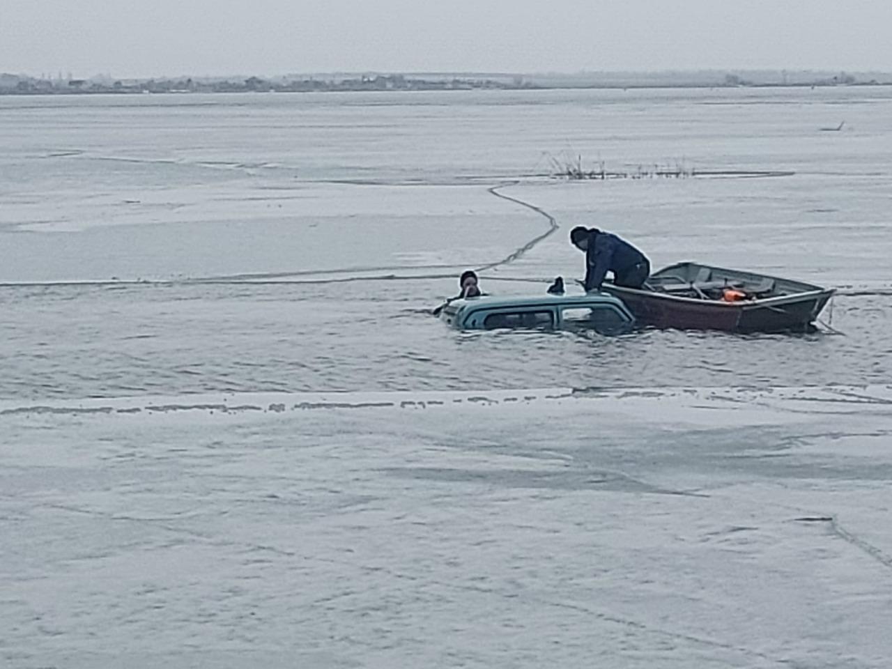Рыбак на «Ниве» провалился под лед Веселовского водохранилища