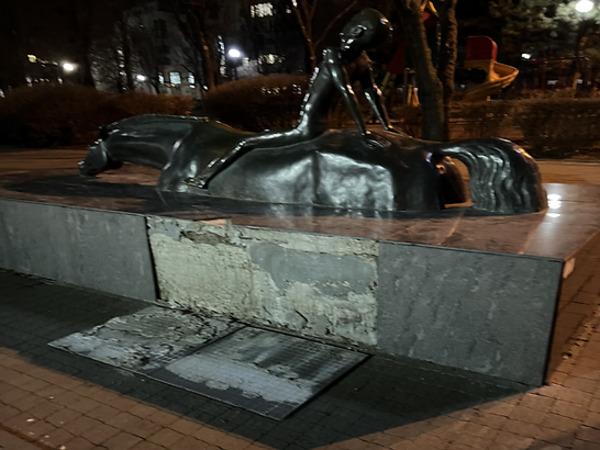 В Ростове на набережной разрушается памятник «Купание коня»