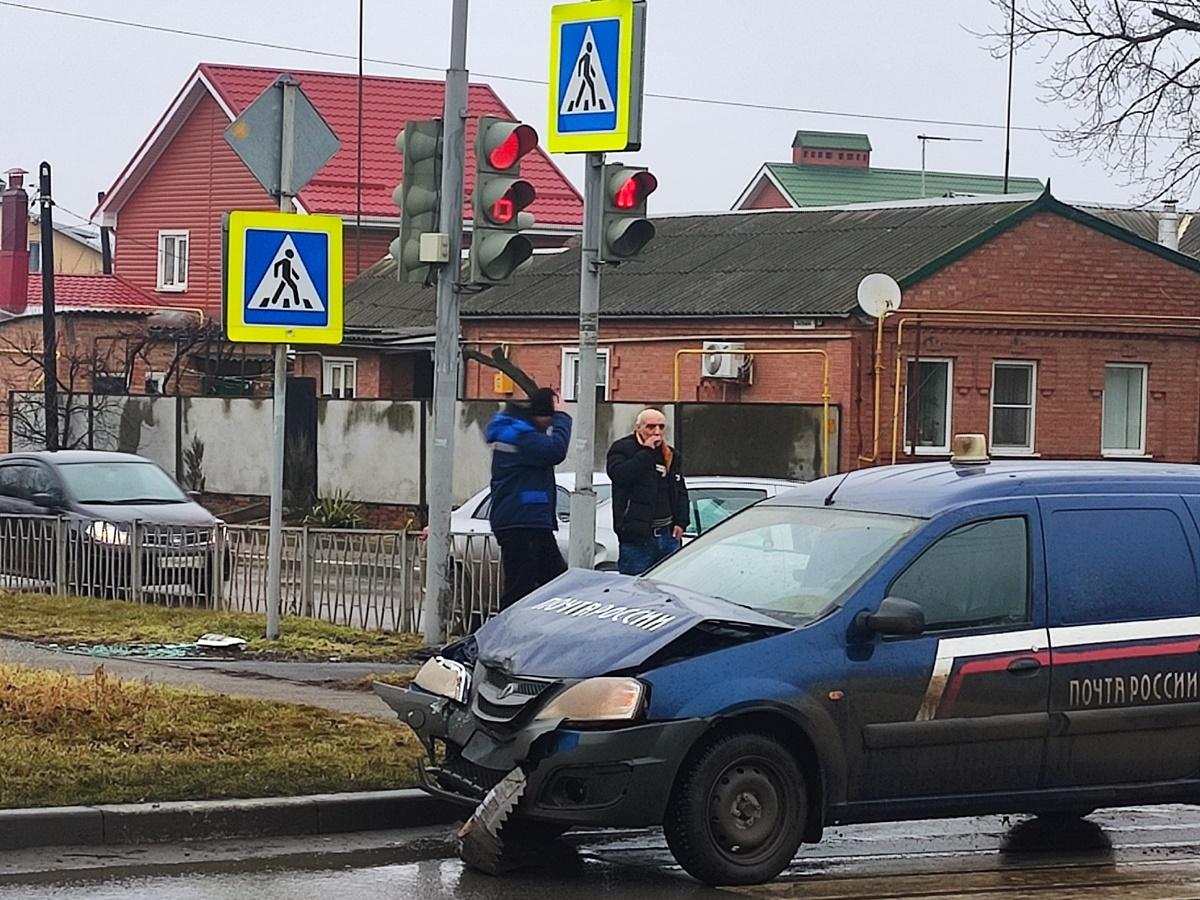 В Азове водитель машины «Почты России» попал в ДТП с легковушкой » DonDay -  новости Ростова-на-Дону. Происшествия, события, новости бизнеса, политики,  культуры и спорта.