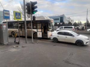 В Ростове на Нагибина водитель иномарки после ДТП с автобусом сбил бабушку