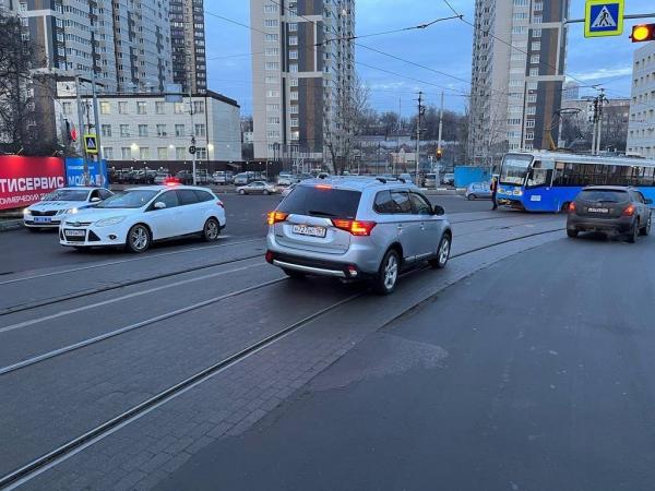 В Ростове 20-летняя девушка попала под колеса иномарки