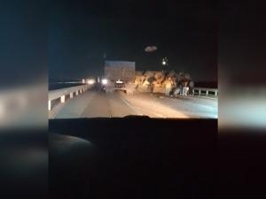 На трассе под Батайском перевернулась фура