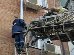 В Ростове выпивший мужчина повис на водосточной трубе многоквартирного дома