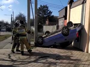 В Ростове на Портовой перевернулся водитель легковушки: видео