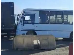 На трассе под Ростовом «ГАЗель» влетела в рейсовый автобус с пассажирами: видео