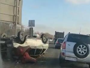 Под Новочеркасском опрокинулась легковушка