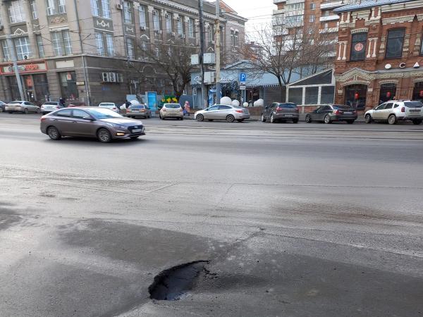 В Ростове на Буденновском посреди дороги просел асфальт