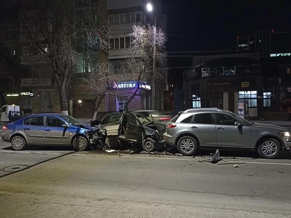 В Ростове на Буденновском в массовом ДТП разворотило ВАЗ  DonDay - новости Ростова-на-Дону. Происшествия, события, новости бизнеса, политики, культуры и спорта.