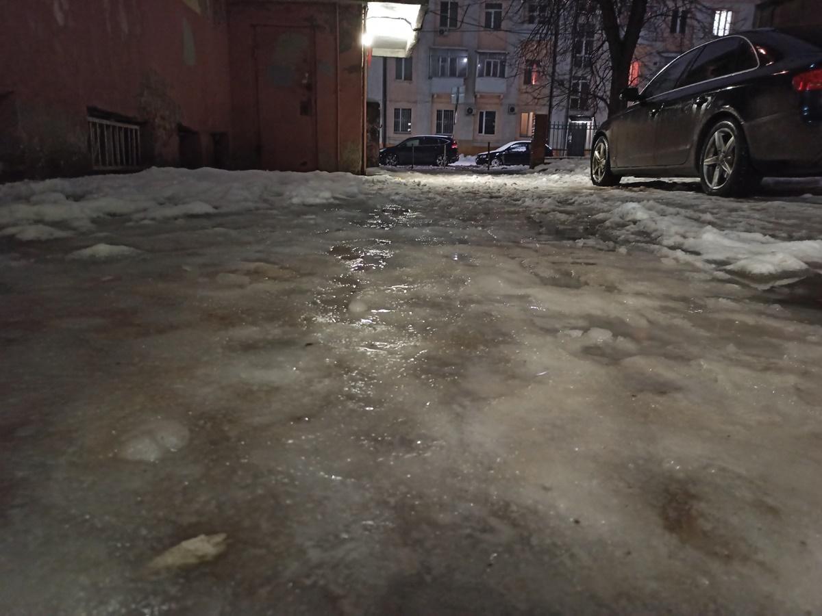 После ледяного дождя в Ростове улицы превратились в каток