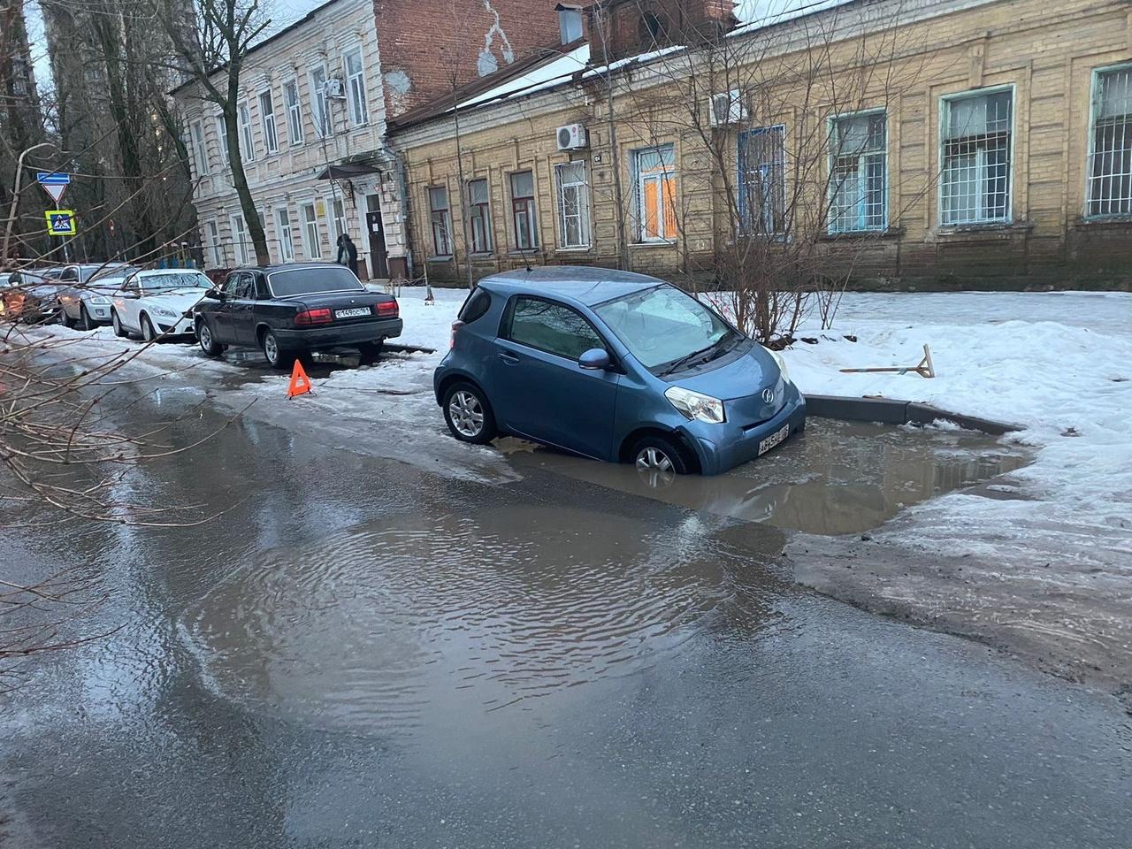 В центре Ростова водитель иномарки провалился в огромную яму в асфальте »  DonDay - новости Ростова-на-Дону. Происшествия, события, новости бизнеса,  политики, культуры и спорта.