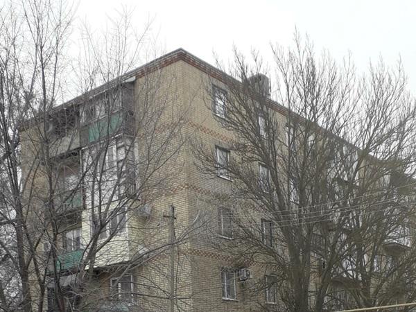 В Ростовской области  женщина чуть не выпала с балкона пятого этажа